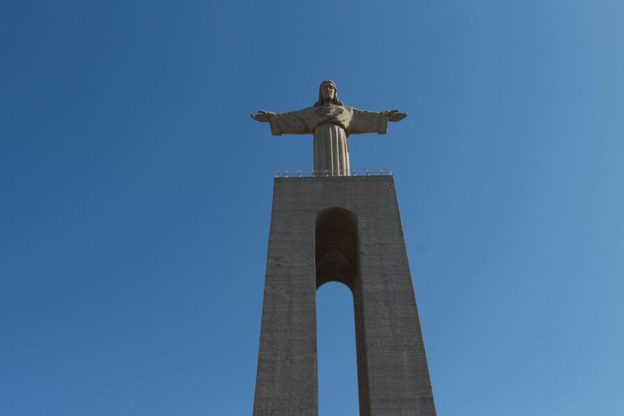 Lisbon: Arrábida and Sesimbra Day Trip with Wine - Guides, Vans, and the Day’s Pace