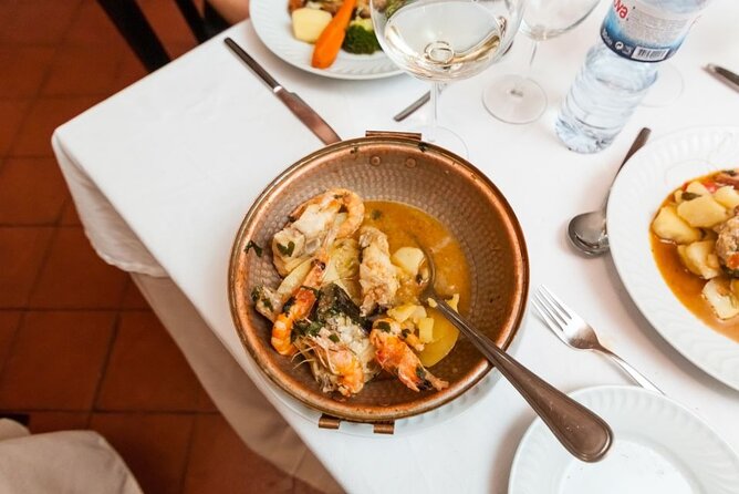 Lisbon: Authentic Fado Show, Dinner and Night Tour - What the Fado performance feels like