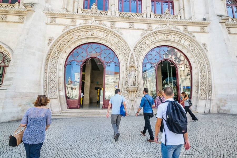 Lisbon: Best of City Private Walking Tour - A local bar, wine, and a final look at Praça do Comércio