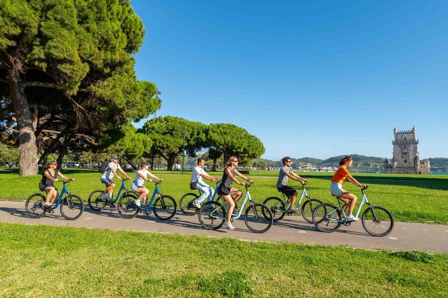 Lisbon Bike Tour: Langs de rivier van Belém naar Lissabon - Lisbon’s central squares and narrow streets