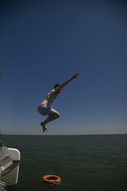 Lisbon: Catamaran Boat Party with Music, Open Bar & Dives - Who will enjoy this most