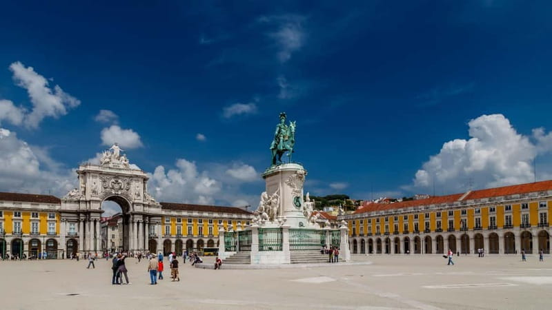 Lisbon: City Highlights Tuk-Tuk Tour with Pickup - Small details that improve the ride
