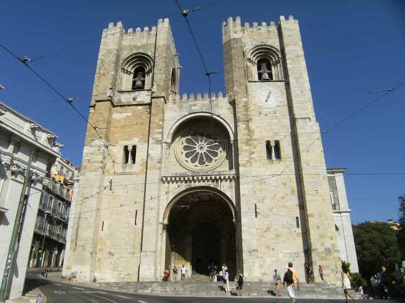 Lisbon: City Highlights Tuk-Tuk Tour with Pickup - São Vicente, the flea market, and the National Pantheon
