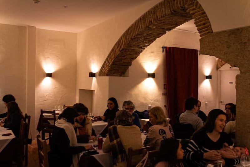 Lisbon: Dinner with Fado Show with the Rising Stars of Fado - Three or four music sessions, not three hours of singing