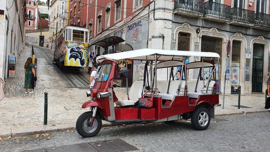 Lisbon: Electric Tuk Tuk Private Tour of the Seven Hills - The guides make the difference