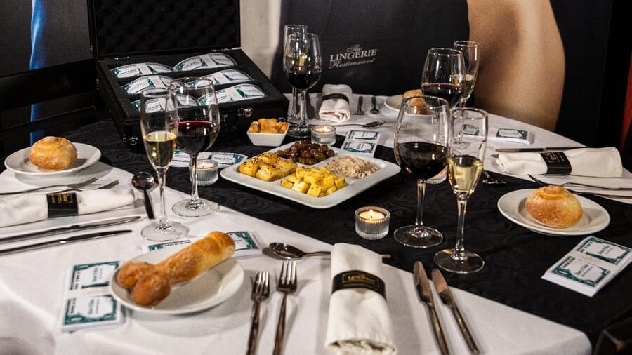 Lisbon: Erotic Cabaret Show and Dinner - The Sensual Cabaret and Original-Language Content