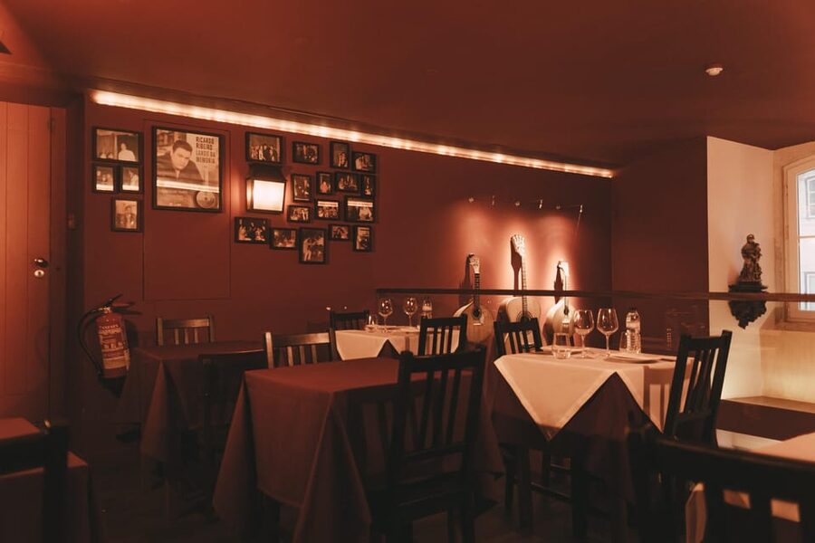 Lisbon: Fado Night with Dinner in a Typical Fado House - Food service, seating, and the room’s weak spots