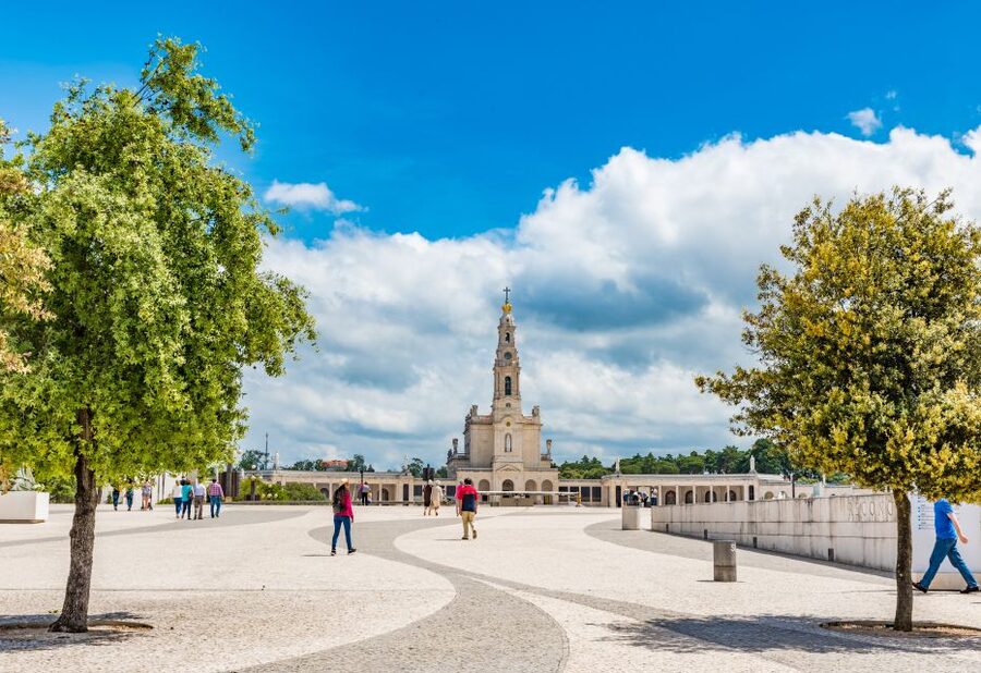 Lisbon: Fatima, Batalha, Nazare and Obidos Tour Hotel Pickup - Fatima and the 1917 apparition