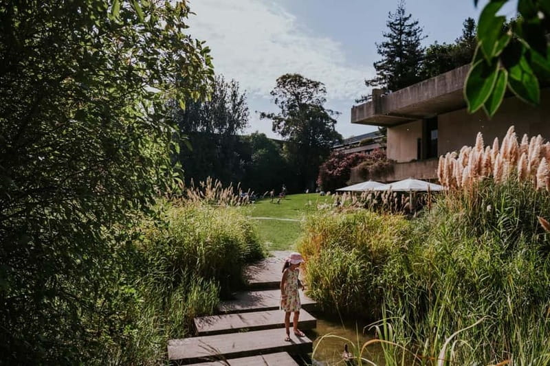 Lisbon: Gulbenkian Collection+Centro de Arte Moderna Ticket - Crossing the garden to CAM