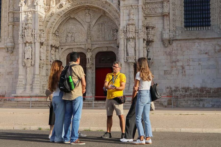 Lisbon: Historical Walking Tour with Jeronimos Monastery - Meeting the Guide at Praça do Império