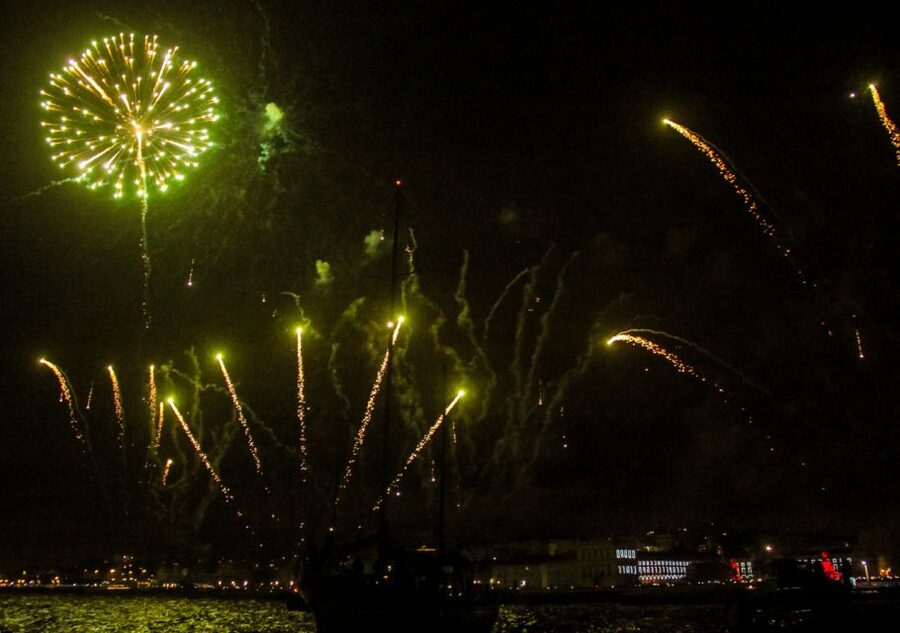 Lisbon: New Year's Eve with Live Dj Fireworks and Open Bar - A New Year’s Eve party on the Tagus