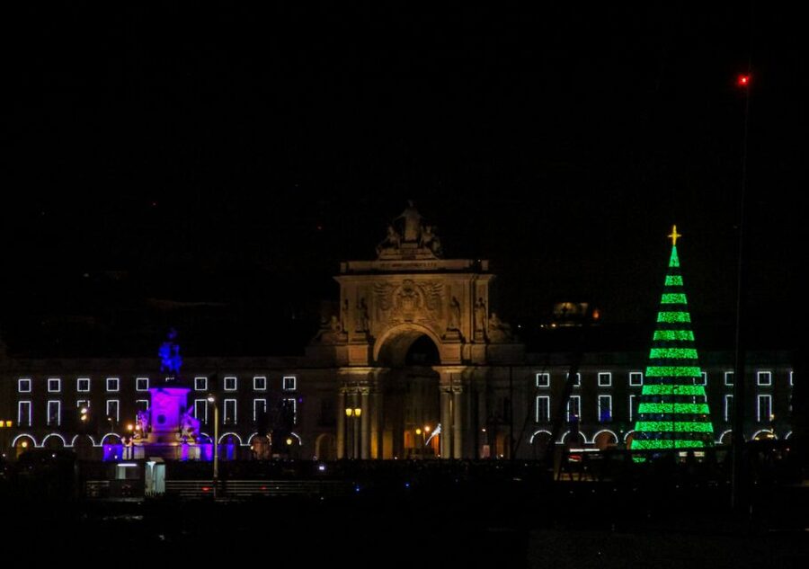 Lisbon: New Year's Eve with Live Dj Fireworks and Open Bar - The 25 de Abril Bridge and Cristo Rei