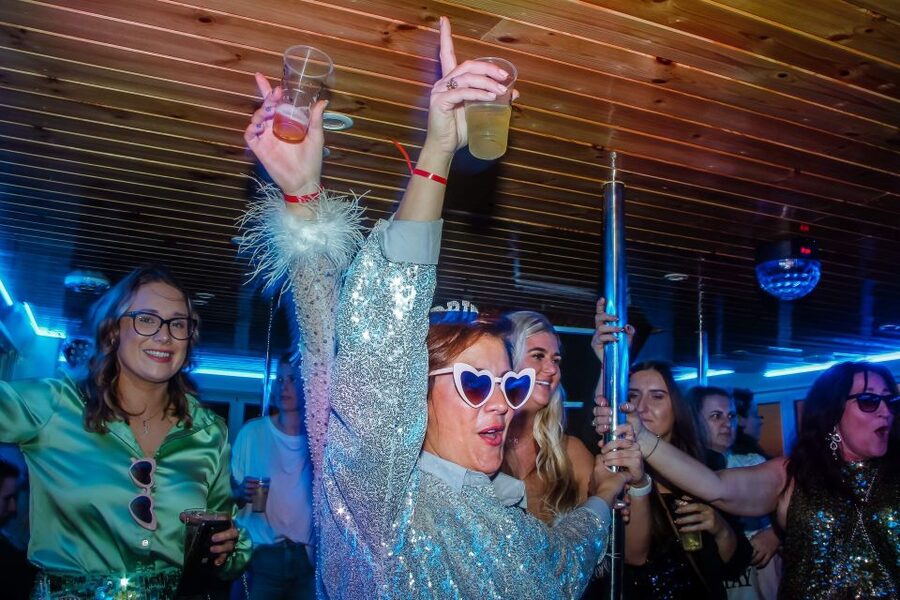 Lisbon: New Year's Eve with Live Dj Fireworks and Open Bar - Is $210 per person good value?
