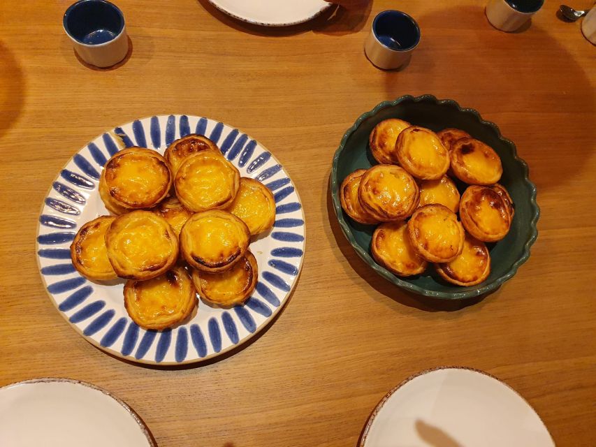 Lisbon: Pastel de Nata Baking Class - Eating the warm tarts with Portuguese drinks