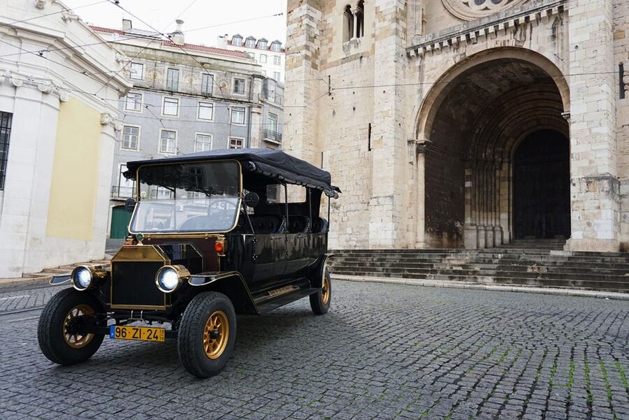 Lisbon: Private Guided Tuk-Tuk Tour with Hotel Pickup - Mouraria and São Vicente de Fora