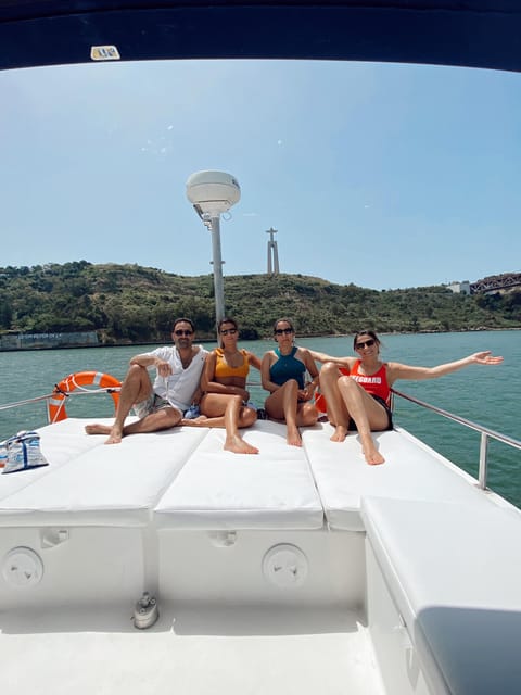 Lisbon: Private Luxury Catamaran Tour with Welcome Drink - Praça do Comércio, Alfama, and Cristo Rei
