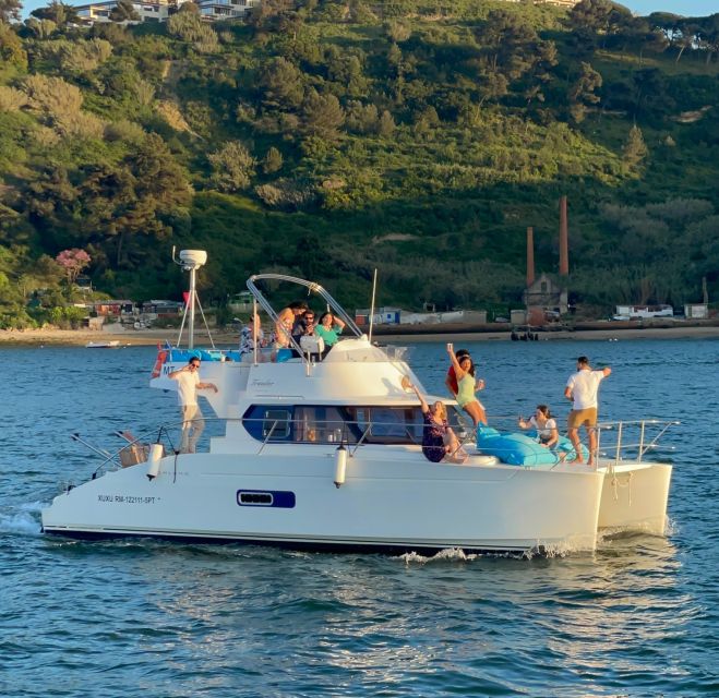 Lisbon: Private Luxury Catamaran Tour with Welcome Drink - From Belém to the 25th of April Bridge
