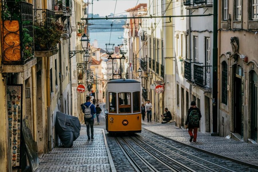 Lisbon: Private Sightseeing Tour in a Vintage Tuk Tuk - Choosing between the two, three, and four-hour routes