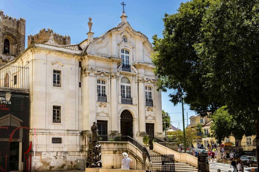 Lisbon: Private Sightseeing Tour in a Vintage Tuk Tuk - What the guide adds to the ride