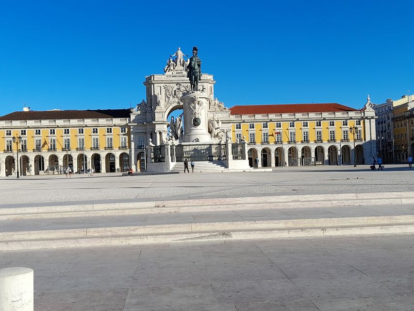 Lisbon: Private Tuk-Tuk Tour for 2 hours - Lisbon Cathedral and the first climb into the old city