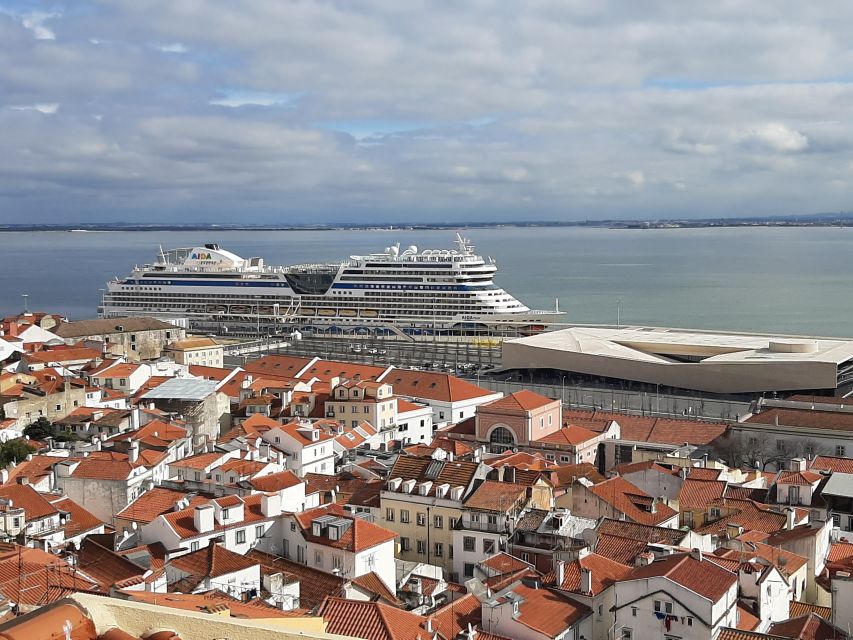 Lisbon: Private Tuk-Tuk Tour for 2 hours - What the guide adds to the ride