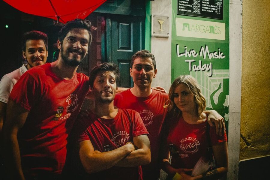 Lisbon: Pub Crawl with Open Bar and VIP Club Entry - The first hour: free beer or sangria