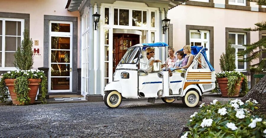 Lisbon's historic old town in a tuk-tuk in German - Mouraria brings a different side of old Lisbon