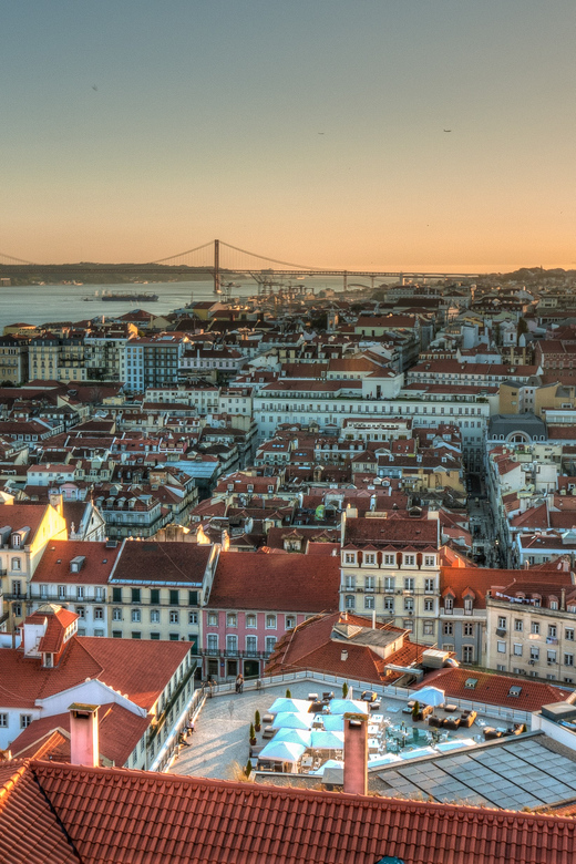 Lisbon's historic old town in a tuk-tuk in German - Graça and Senhora do Monte finish the ride strongly
