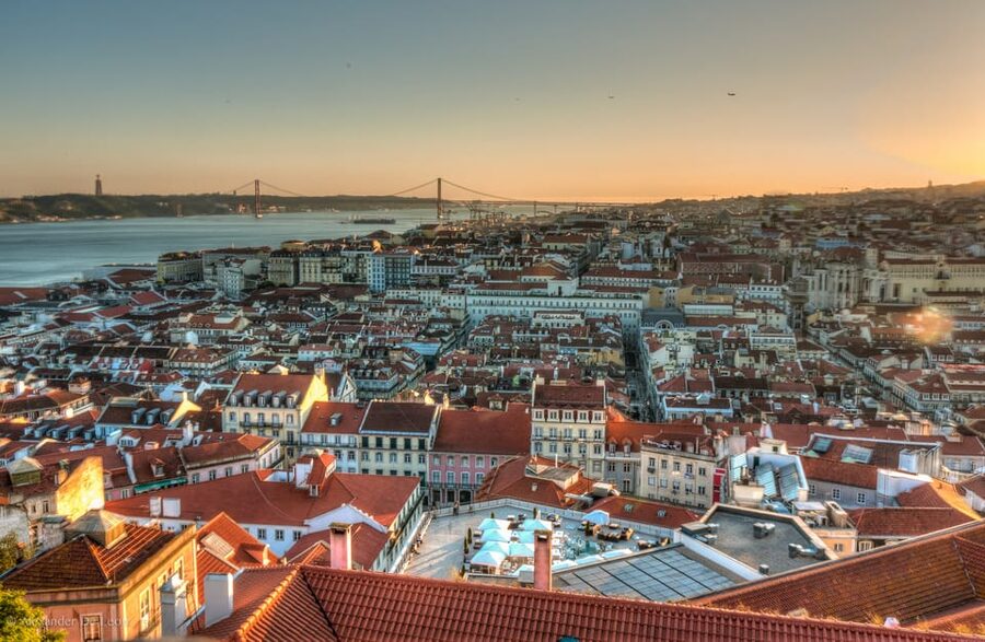 Lisbon's historic old town in a tuk-tuk in German - What the German guides add