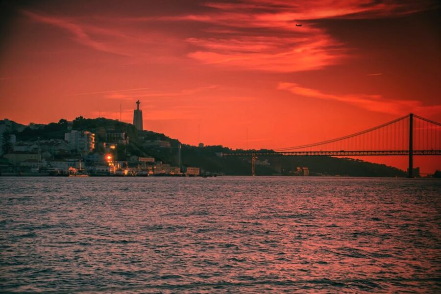 Lisbon: Sailboat Tour w/ Local Guide and Open Bar Green Wine - Meeting Beneath the 25 de Abril Bridge