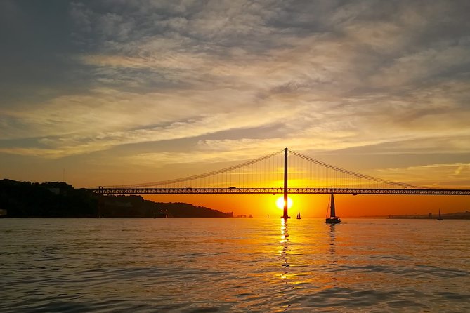 Lisbon Small Group 2h Sunset Sailing- Live Commentary & a Drink - The welcome drink and what is not included