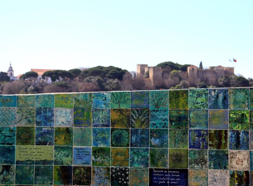 Lisbon: Street Art and Historical Walking Tour - Alfama, São Jorge Castle, and Portas do Sol