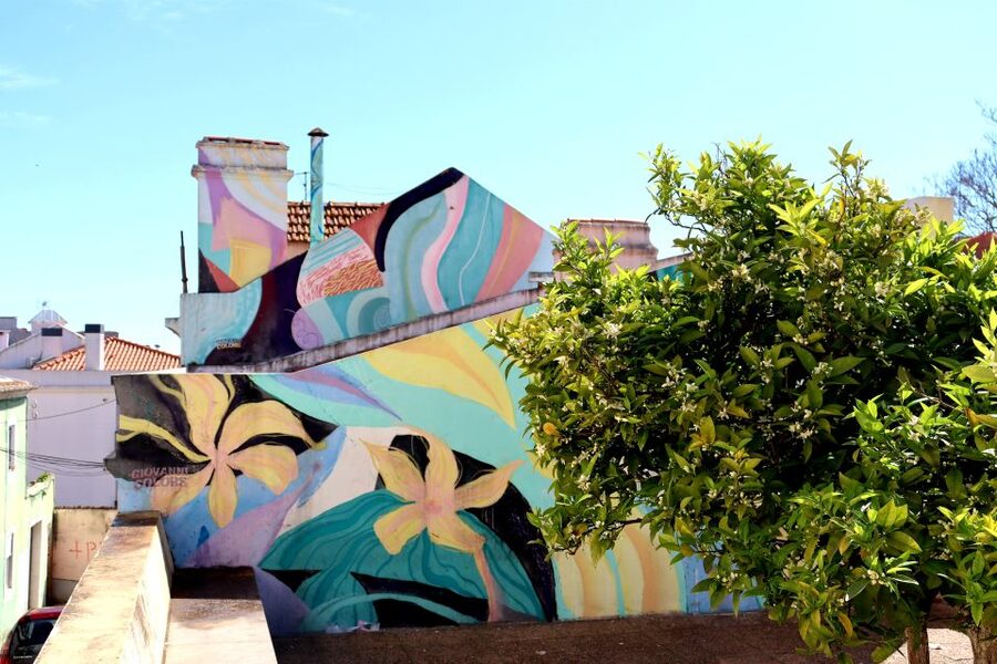 Lisbon: Street Art and Historical Walking Tour - What the guide adds to the artwork