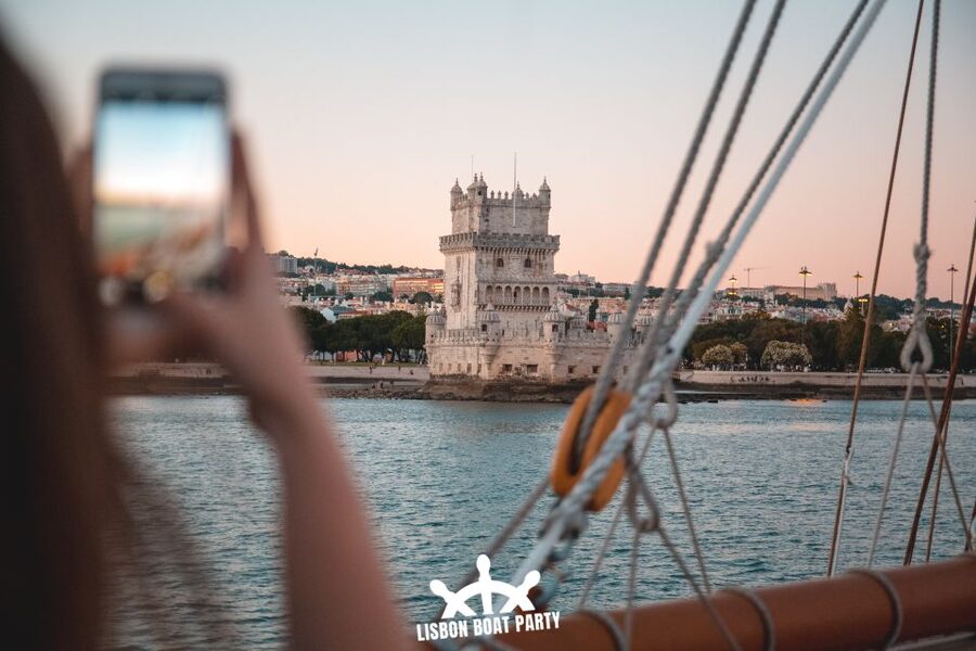 Lisbon: Sunset Boat Party with 2 Drinks and Free Club Entry - What the four-hour route actually offers