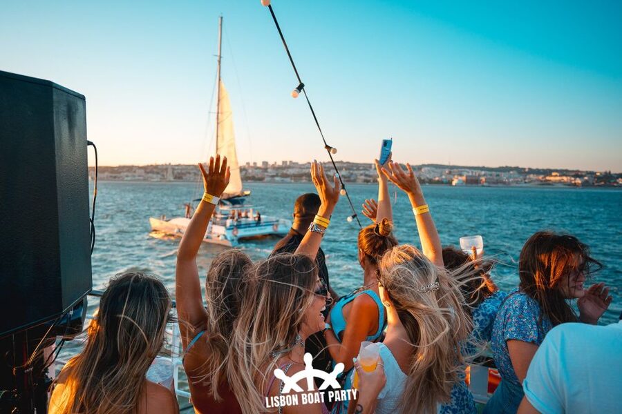 Lisbon: Sunset Boat Party with 2 Drinks and Free Club Entry - Continuing to a Lisbon club after the cruise