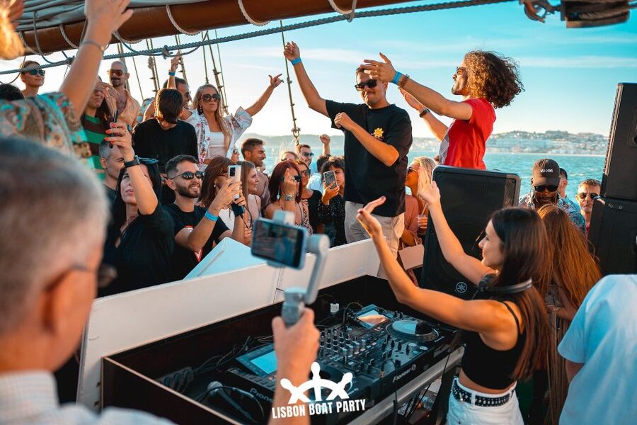 Lisbon: Sunset Boat Party with 2 Drinks and Free Club Entry - Who will enjoy this experience most