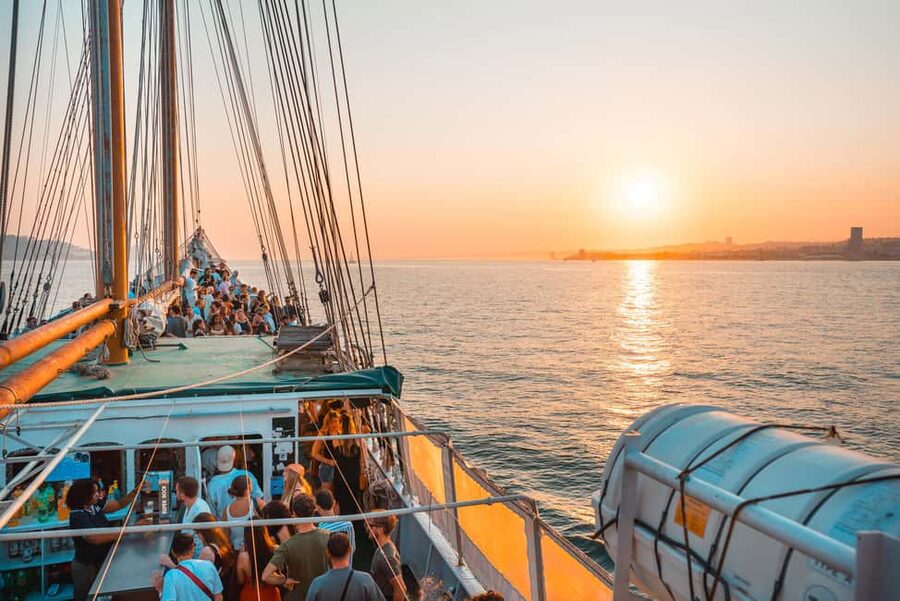 Lisbon: Sunset Boat Party with Live DJ and Night Club Entry - Christ the King and the south bank