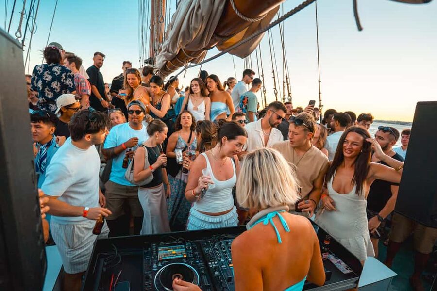 Lisbon: Sunset Boat Party with Live DJ and Night Club Entry - What the drinks include, and what they do not