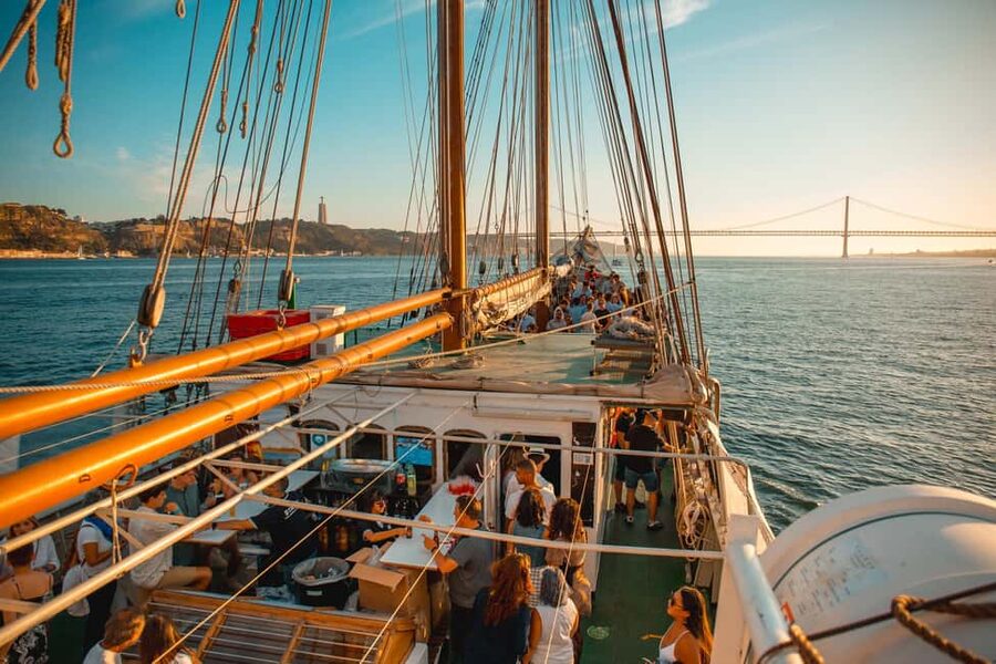 Lisbon: Sunset Boat Party with Live DJ and Night Club Entry - Belém from the water