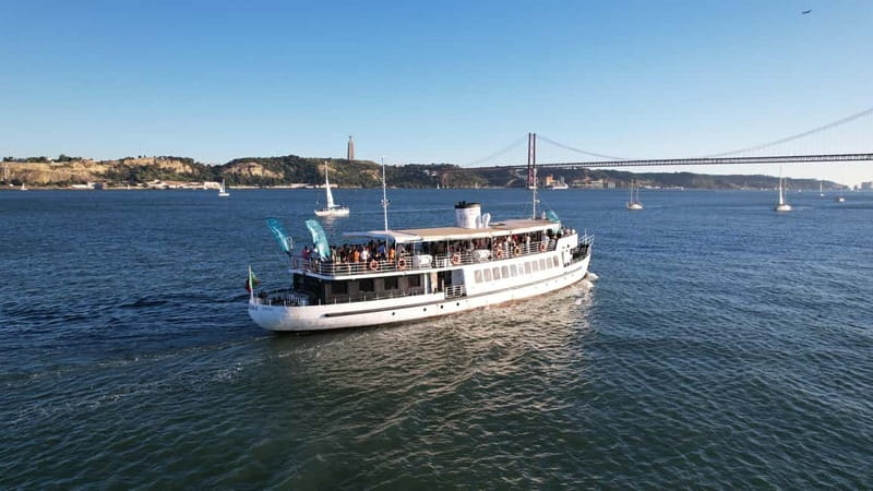 Lisbon: Sunset Boat Tour with Music and Drinks - Cais do Sodré and Ribeira das Naus