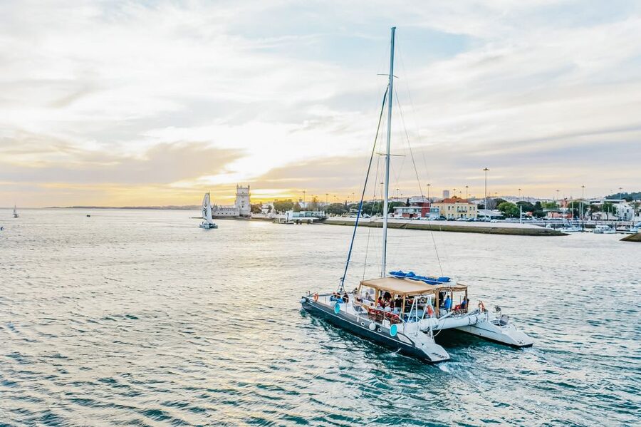 Lisbon: Sunset Catamaran Boat Tour with Music and Drinks - Practical details before you reserve
