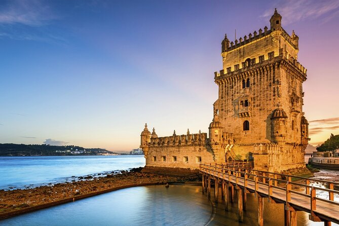 Lisbon: Sunset Catamaran Boat Tour with Music and Drinks - The welcome drink and onboard bar