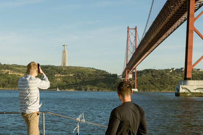 Lisbon: Sunset Catamaran Boat Tour with Music and Drinks - Meeting at Doca de Santo Amaro