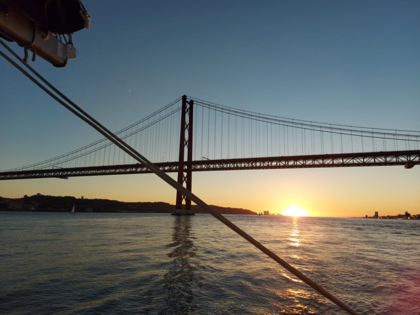 Lisbon: Sunset Catamaran Cruise with Drinks - Almada and Cristo Rei across the river