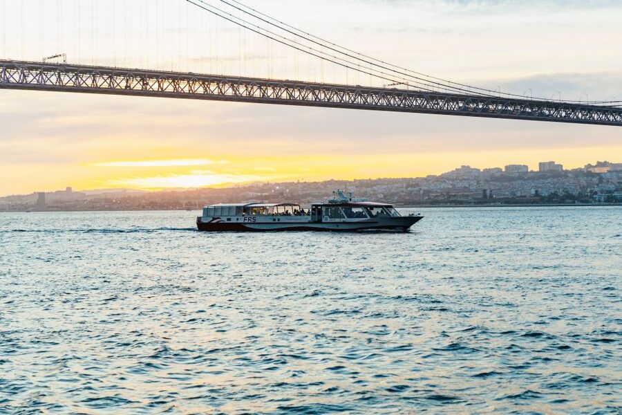Lisbon: Sunset Cruise with Welcome Drink and Snacks - Key points to know before boarding