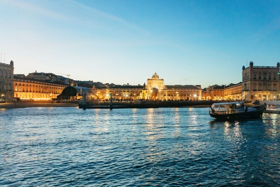 Lisbon: Sunset Cruise with Welcome Drink and Snacks - Choosing your seat and preparing for the weather