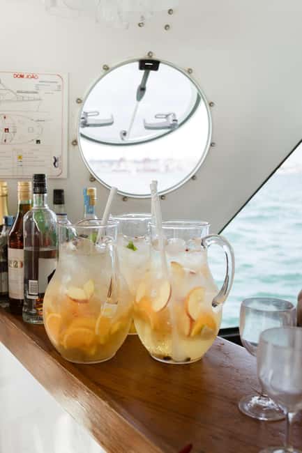 Lisbon: Sunset/Night Boat Party with Open Bar, Snacks & DJ - FAQ