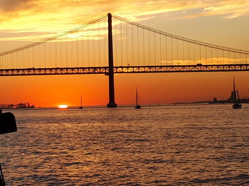 Lisbon: Sunset SpeedBoat Tour - The Discoveries Monument and MAAT
