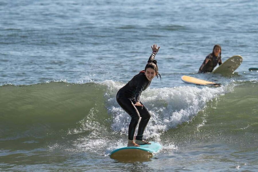 Lisbon Surf Guide - Surf class & Pick Up - Meeting Inês and getting ready on the sand