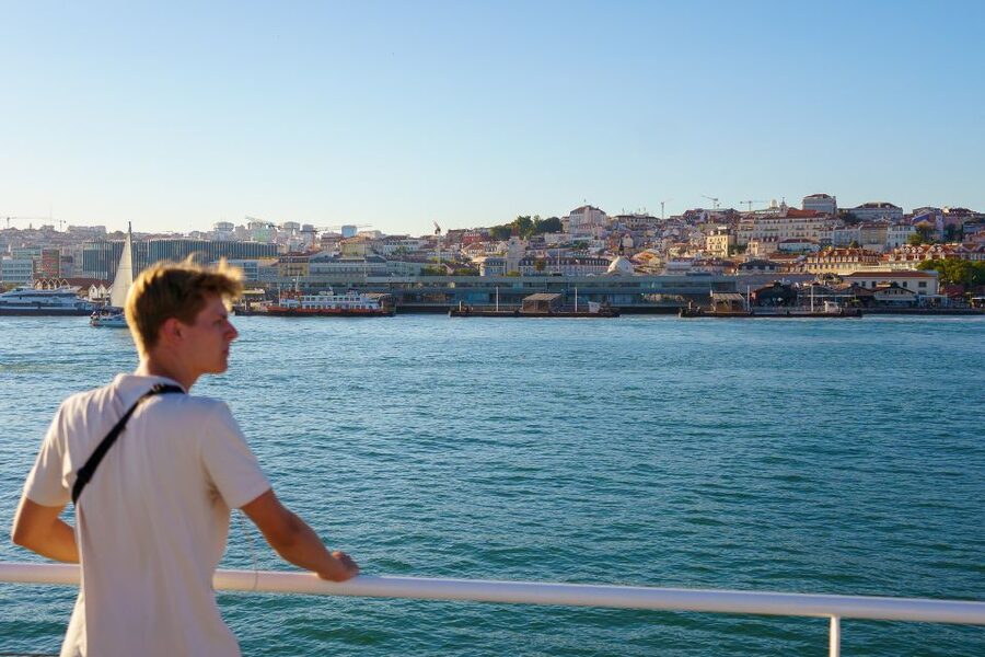 Lisbon: Tagus River Boat Tour with One Drink Included - Finding the boat at Estação Fluvial Sul e Sueste